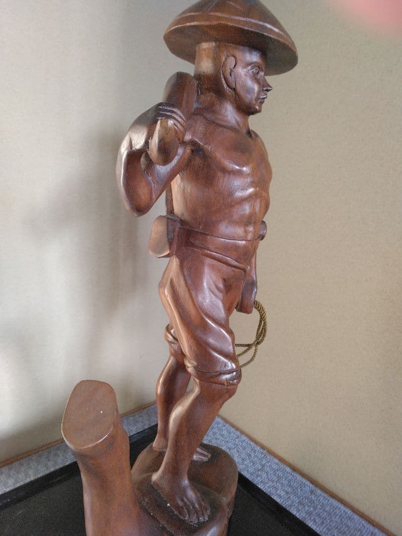 木製男性彫刻 　フィリピンの工房で