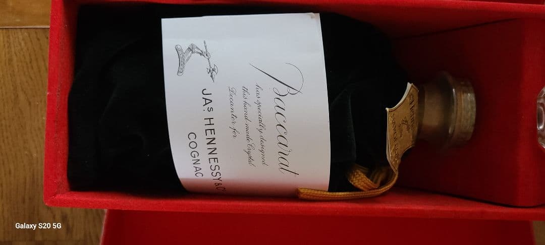 Hennessy Baccarat Cognac 赤いボックス入り