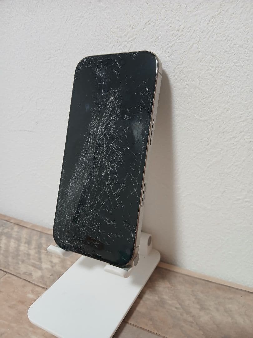 iPhone 16 Pro ジャンク品 / 部品取り・修理用*画面割れ・起動不可