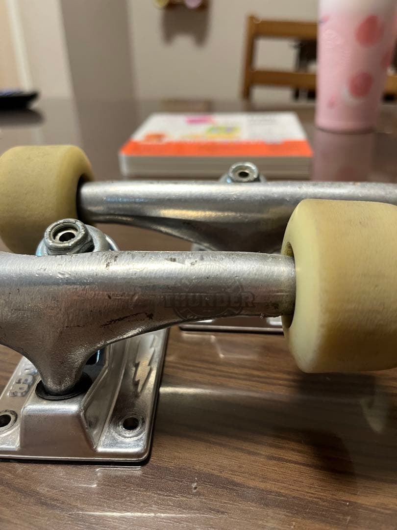 Thunder スケートボード トラック　147 チタニウム