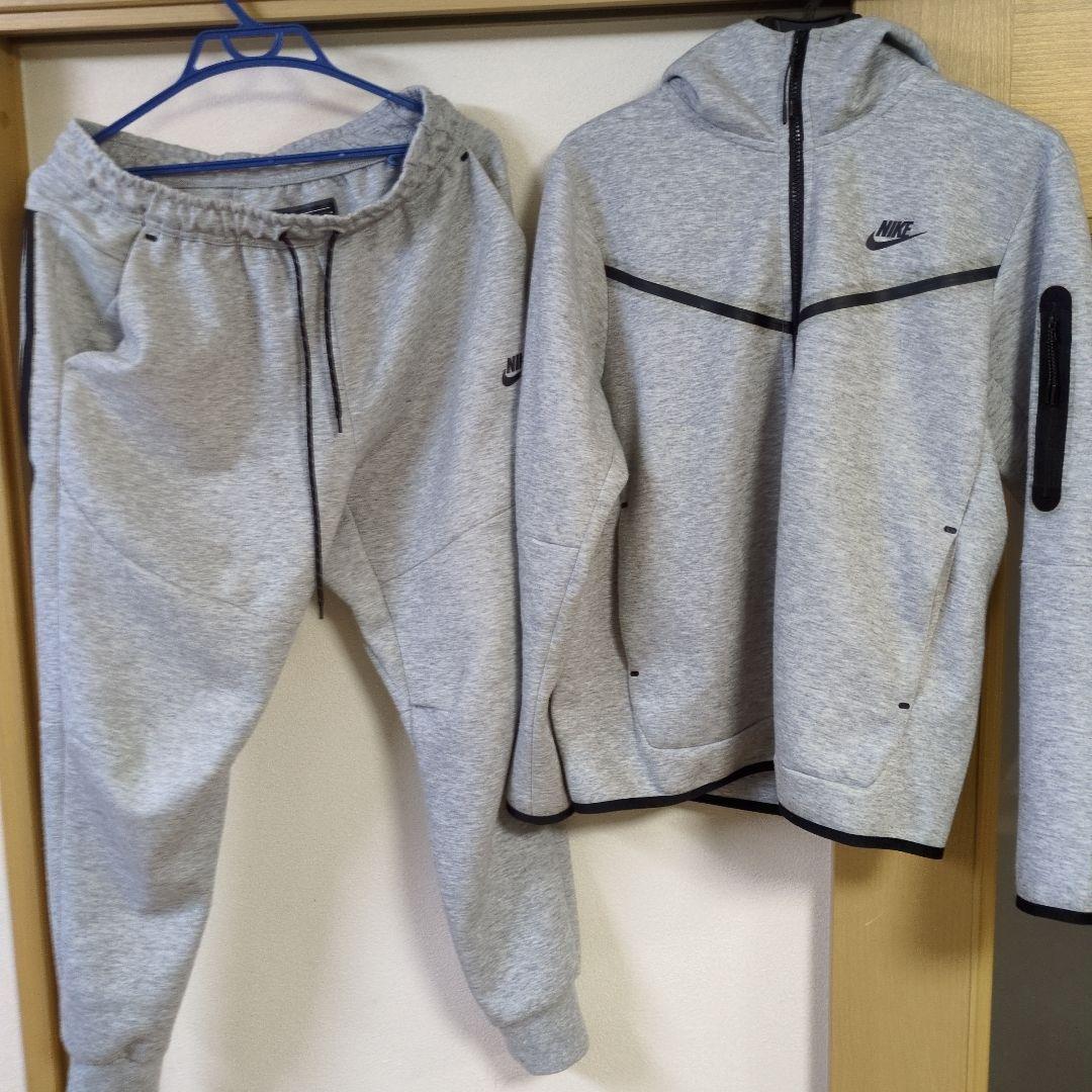 NIKEテックフリースグレー