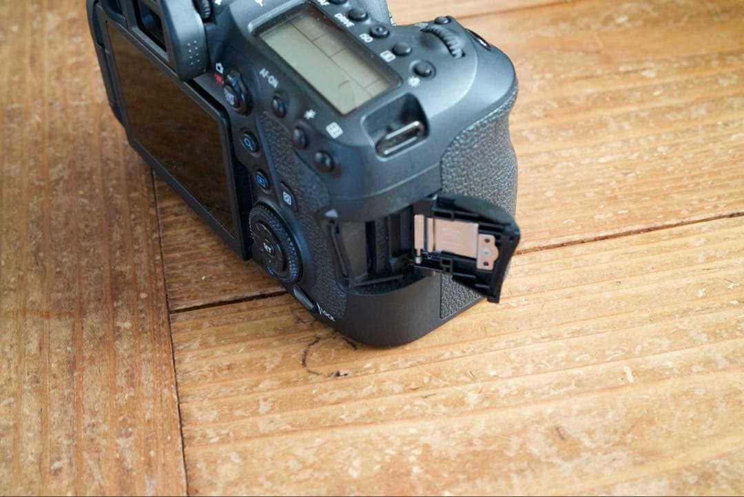 野*中様 中古　Canon EOS 6D mark II本体 バッテリー2個　チ