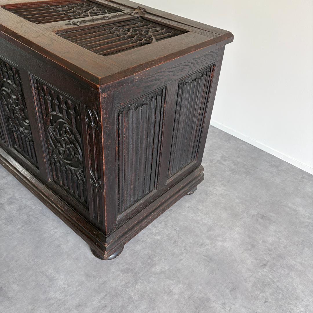 ゴシック様式　リネンフォールド　ブランケットボックス