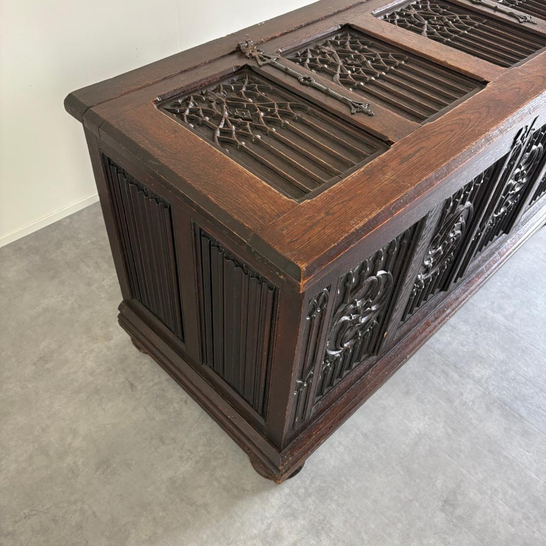 ゴシック様式　リネンフォールド　ブランケットボックス