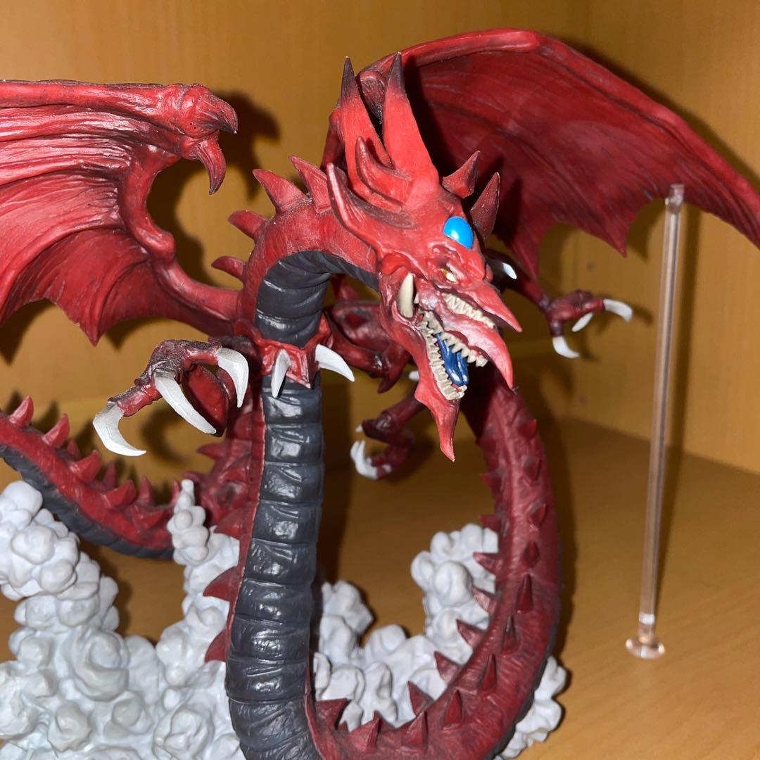 赤いドラゴンフィギュア 雲の上に立つ