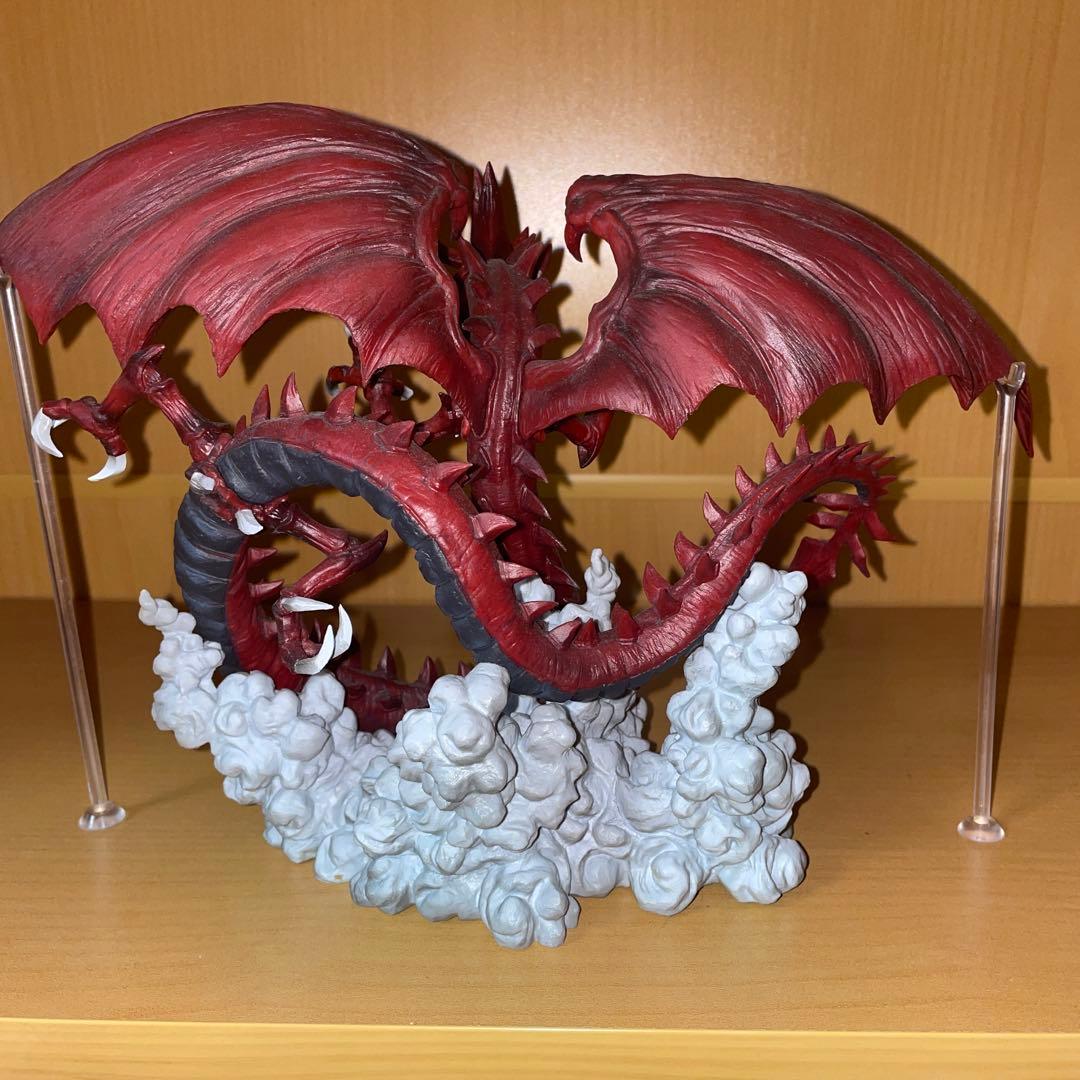 赤いドラゴンフィギュア 雲の上に立つ