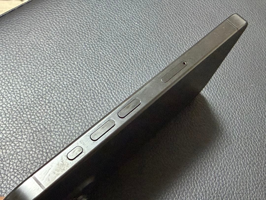 アップル　iPhone 15 Pro 256GB ブラックチタニウム