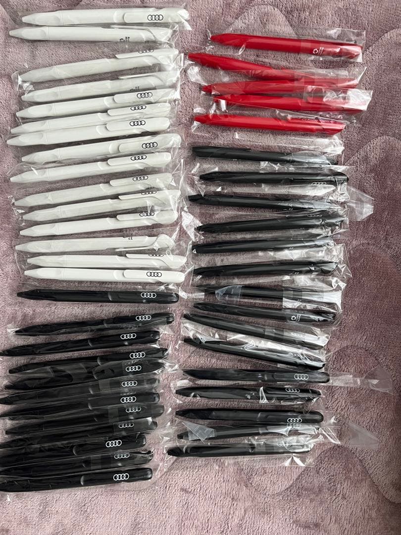 アウディ　非売品　ボールペン白黒赤　48本