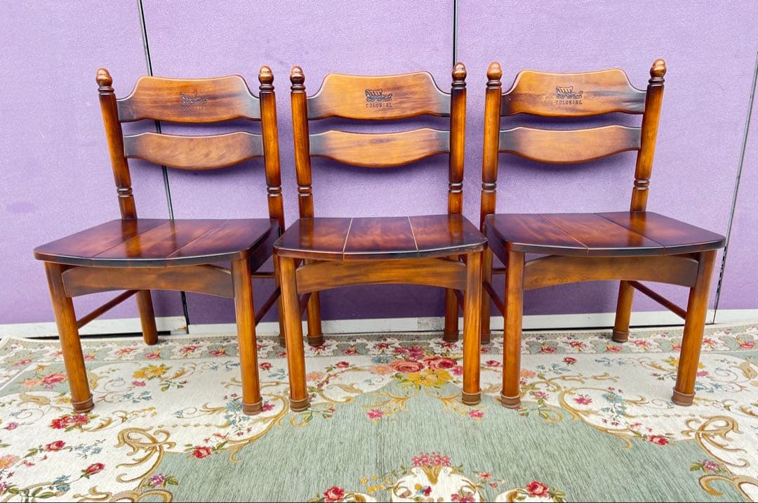 オールドカリモクコロニアルダイニングテーブルと椅子、馬車の彫刻入り