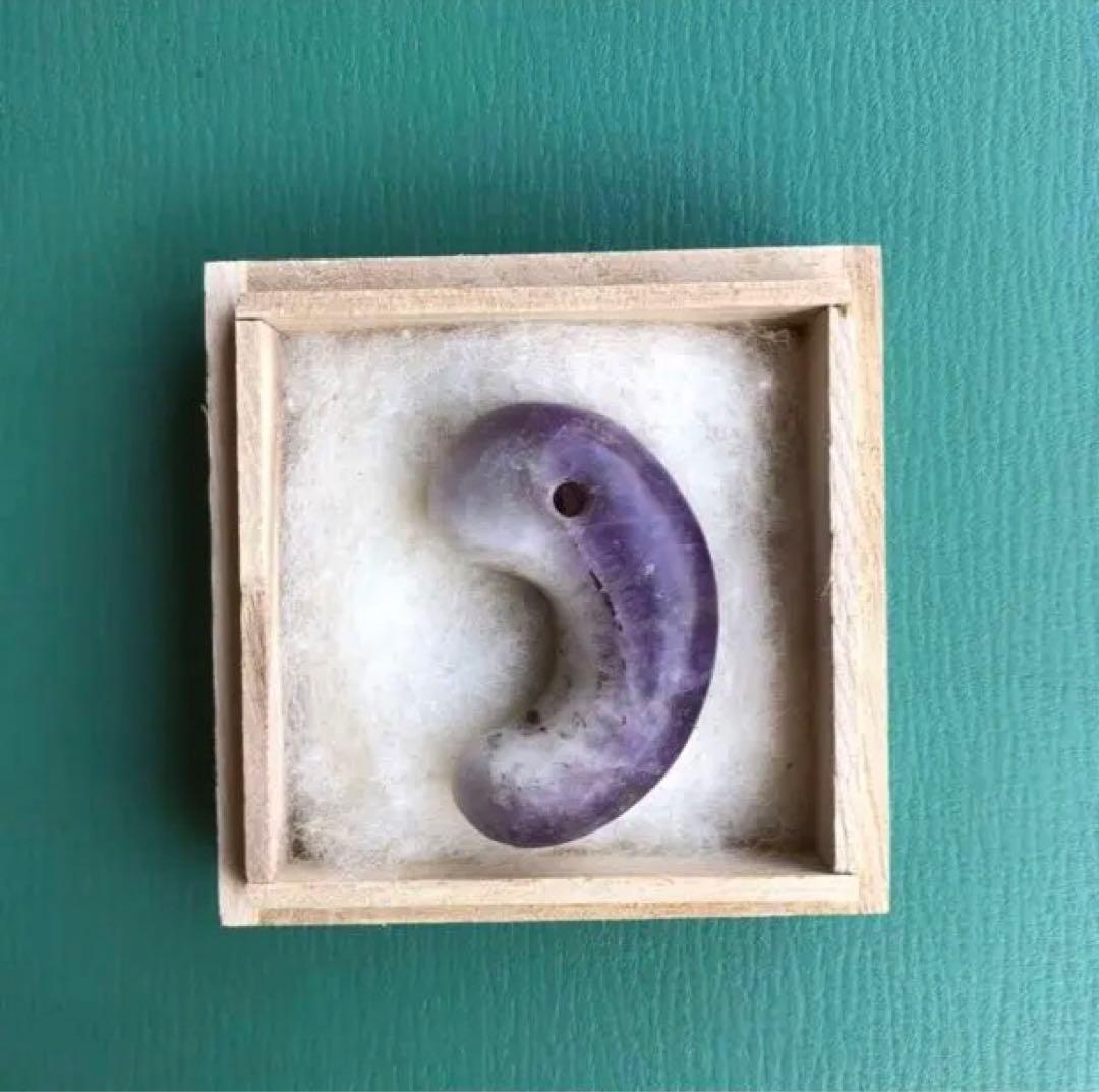 勾玉　（i）　箱付き