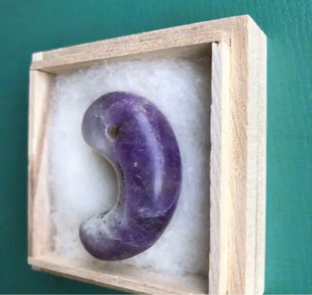 勾玉　（i）　箱付き