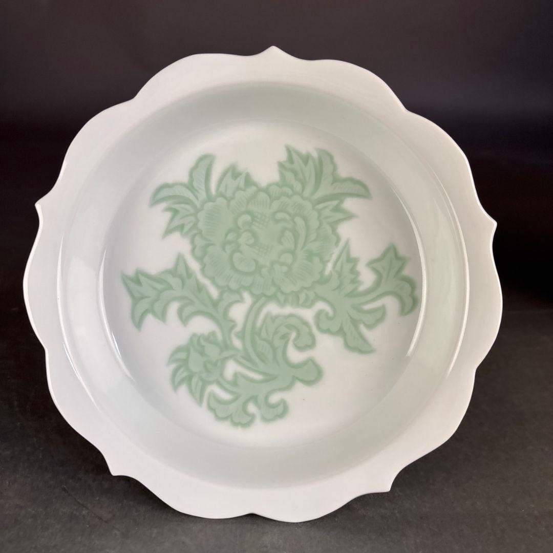 井上萬二　白磁緑釉牡丹彫文　皿　共箱