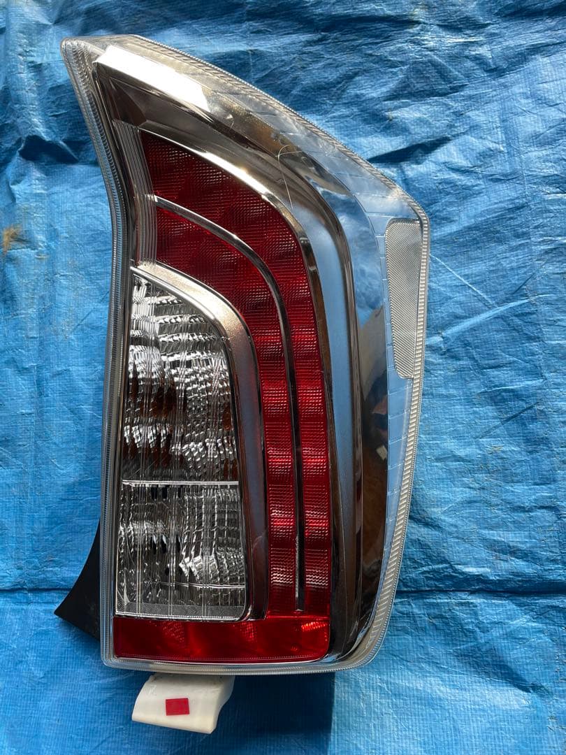 30プリウス後期純正テールランプ