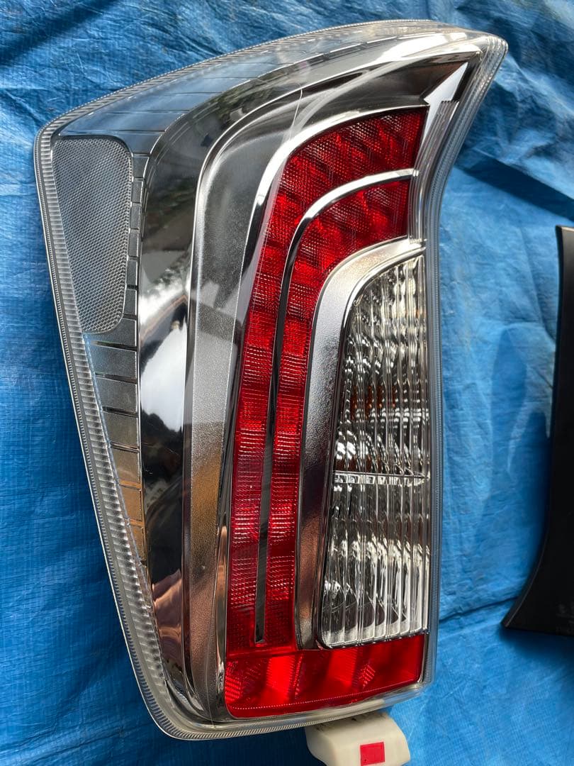 30プリウス後期純正テールランプ