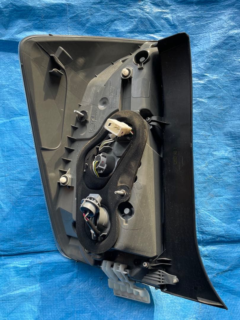 30プリウス後期純正テールランプ