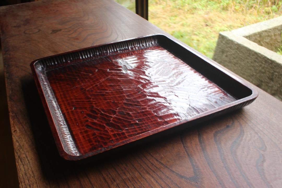 堅牢刳り貫き木地に時代漆の映える讃岐彫の四方盆（検民芸讃岐盆お膳お盆