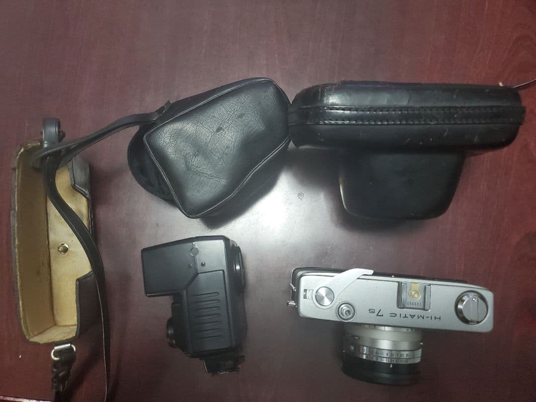 昭和レトロ　カメラ２台　ストロボフラッシュ１台　発光器１台　全てケース付き