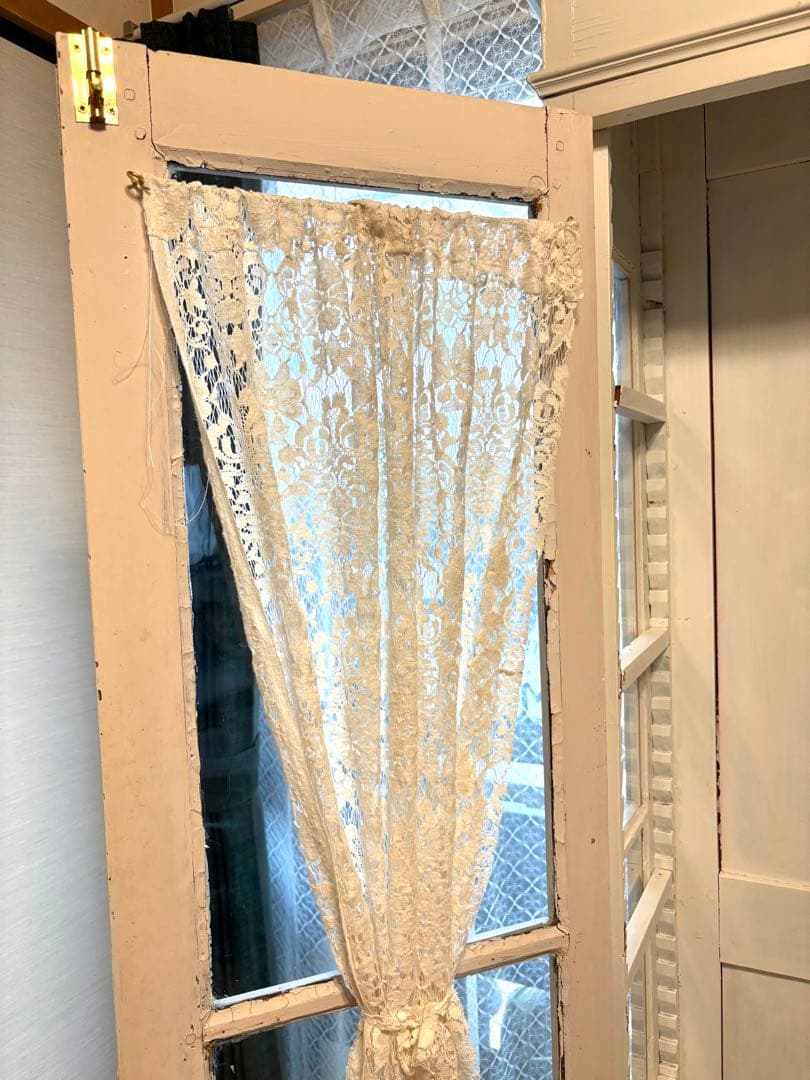 ♡フランスアンティーク　本棚　レース　ガラスキャビネット　ペディメント付　送料込