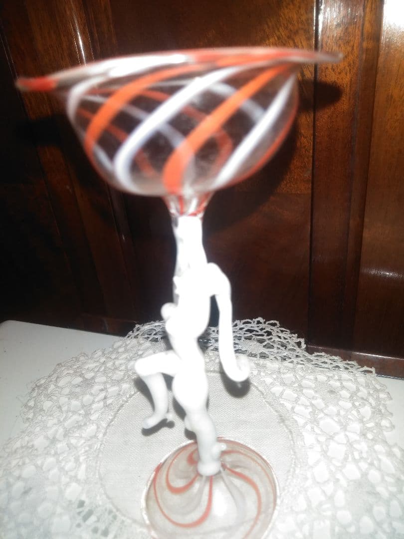 アンティークの小さなビミニグラスかわいい少女