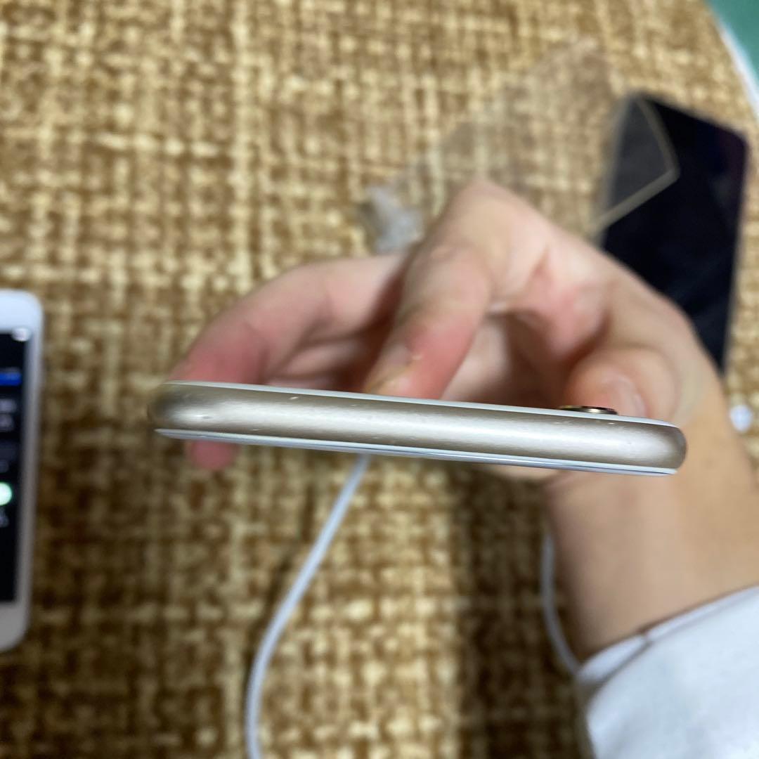 左　iPhone8 256GB 右 iPhone6 64GB 黒い丸あり