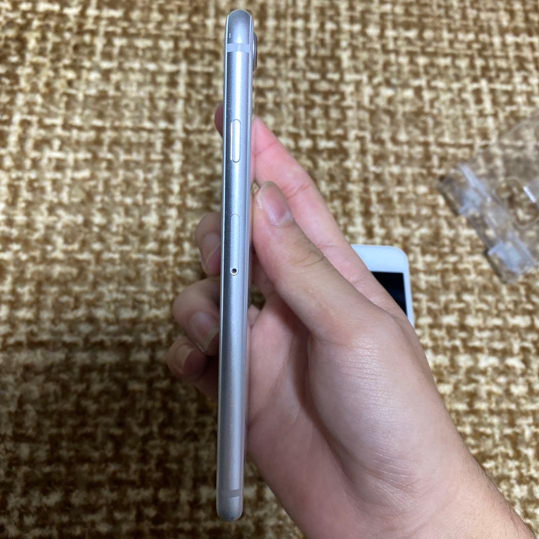 左　iPhone8 256GB 右 iPhone6 64GB 黒い丸あり
