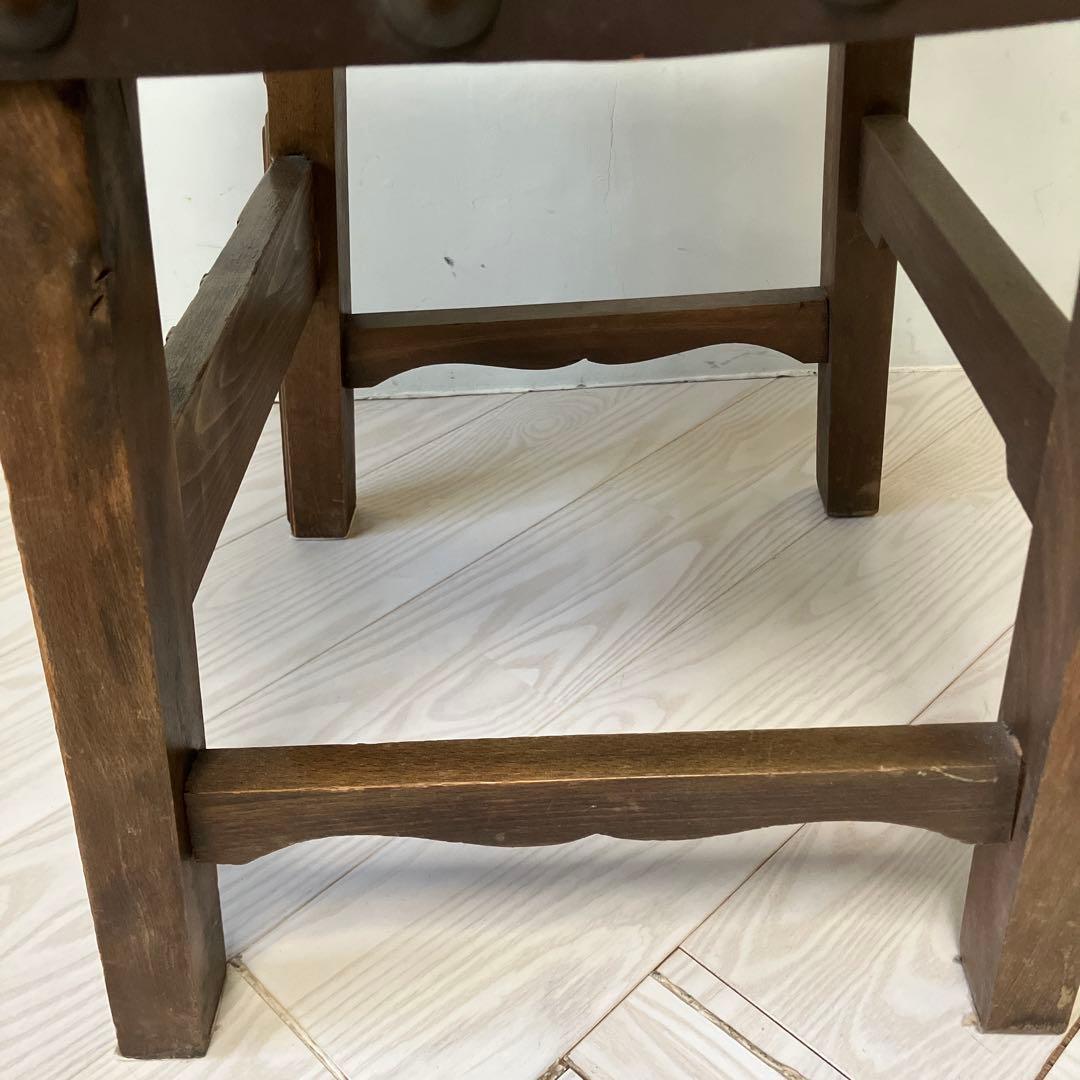 装飾彫刻入りスタッズ付き革椅子イギリスアンティーク本革ヴィンテージ