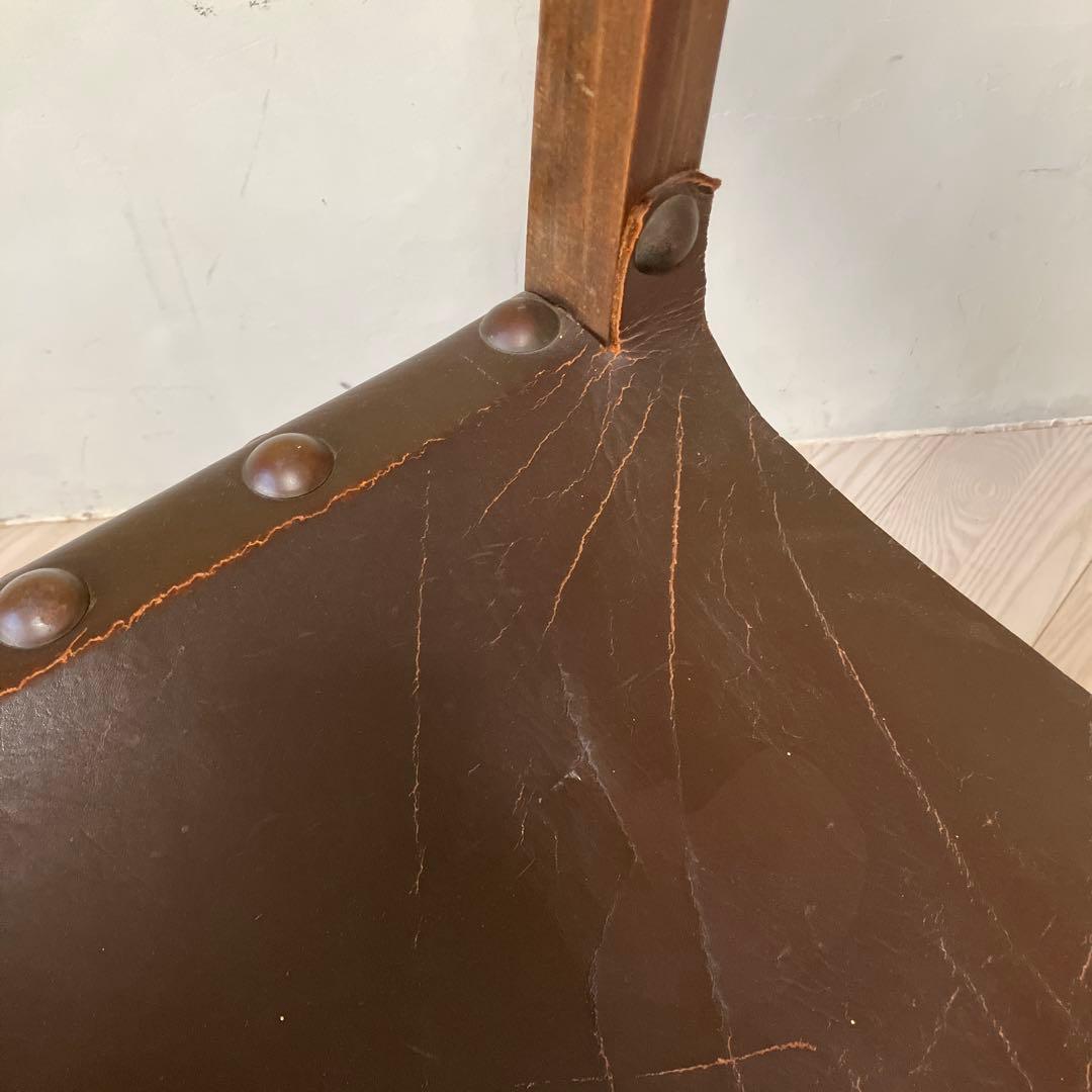 装飾彫刻入りスタッズ付き革椅子イギリスアンティーク本革ヴィンテージ