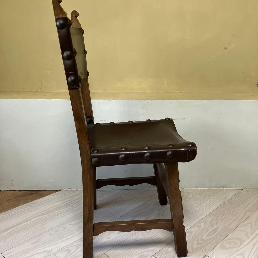 装飾彫刻入りスタッズ付き革椅子イギリスアンティーク本革ヴィンテージ