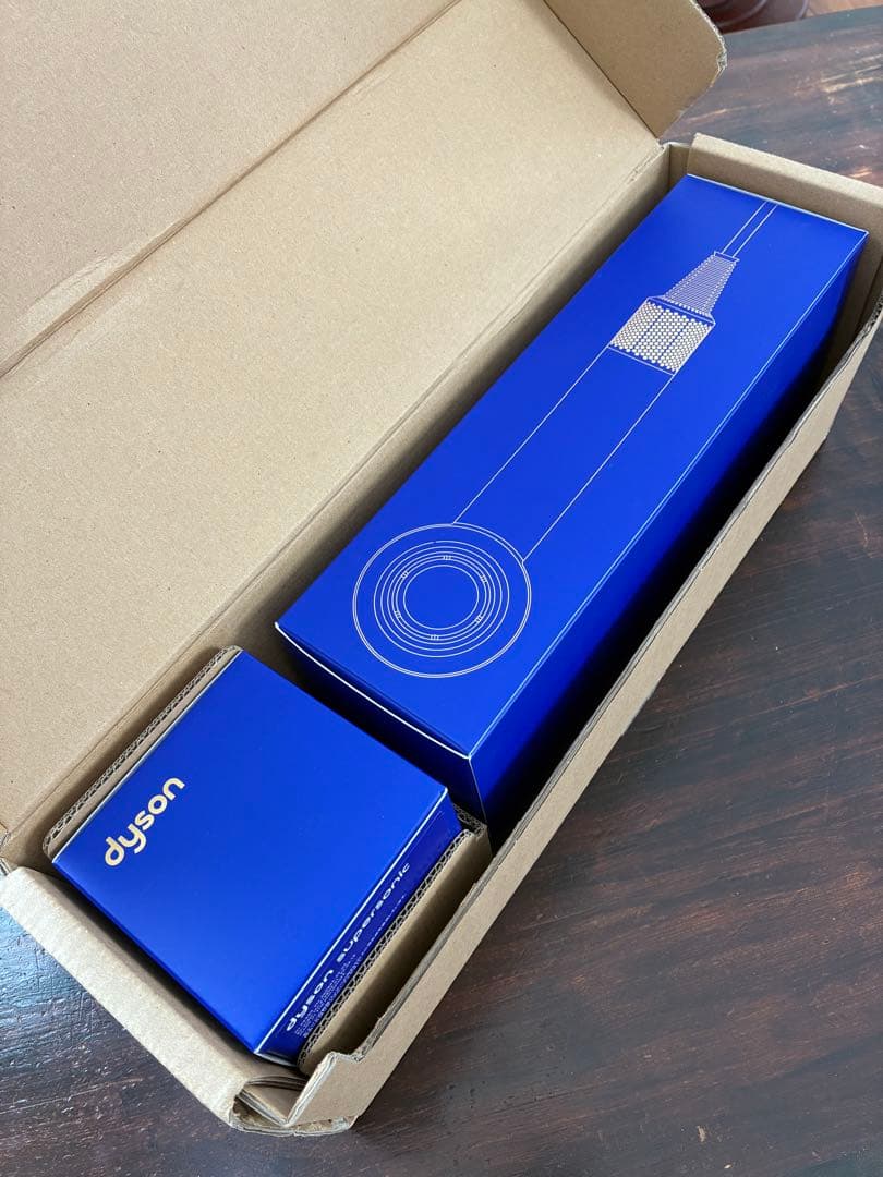 Dyson ヘアドライヤー 付属品未使用　収納ケース付き　金箔