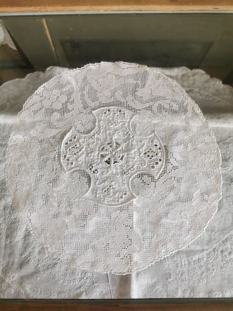 アンティークイタリア 女神と犬のフィレレース レティセラプント刺繍リネンドイリー