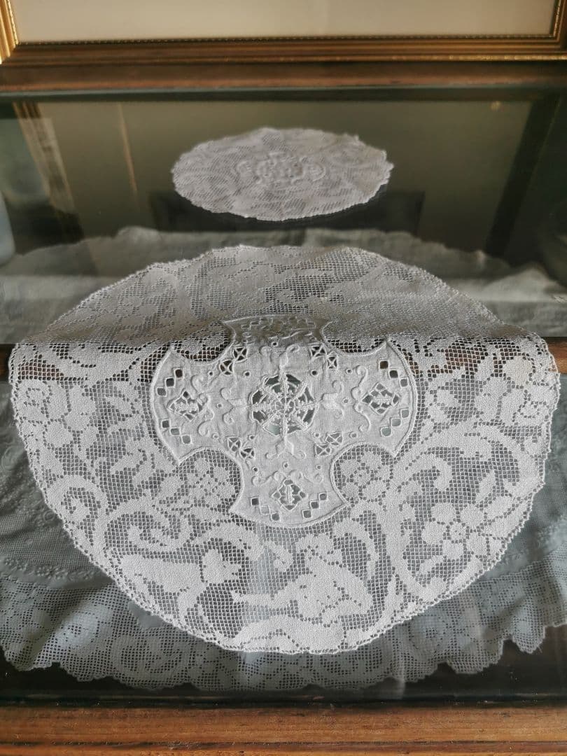 アンティークイタリア 女神と犬のフィレレース レティセラプント刺繍リネンドイリー