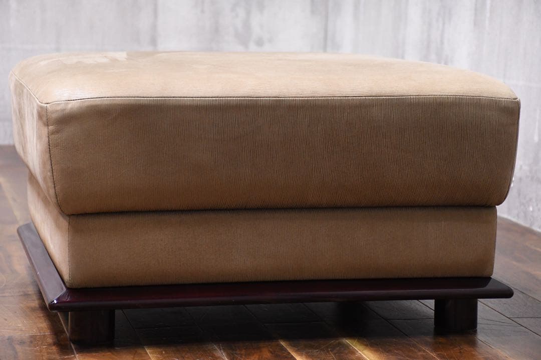 EAC67 北谷家具 KIT FURNITURE 仔山羊革張り オットマン