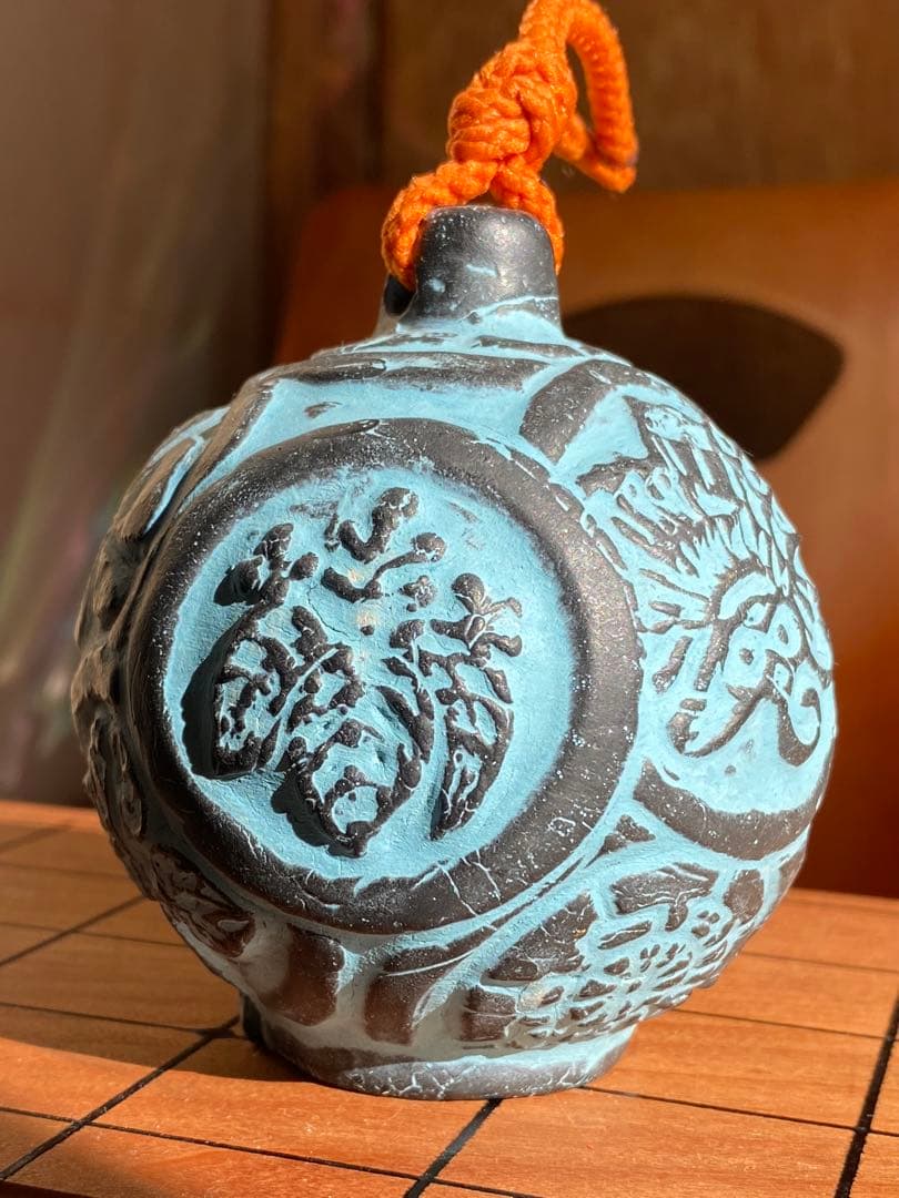 青と黒の彫刻模様の陶器球 土鈴 風鈴
