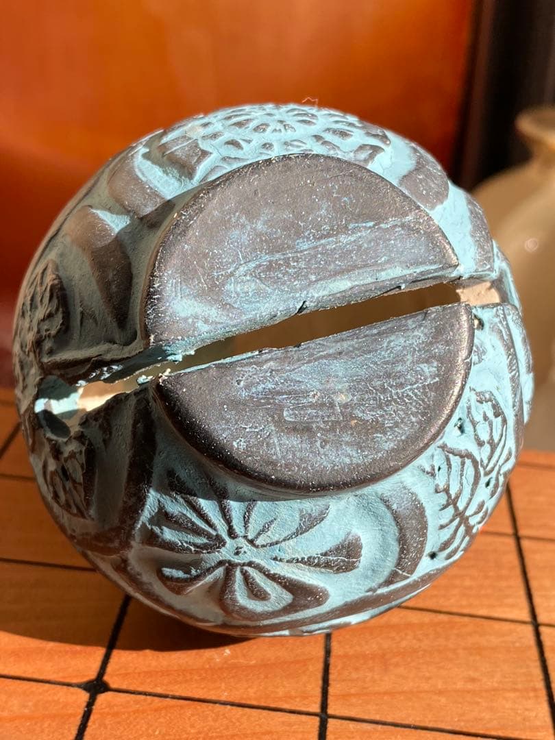 青と黒の彫刻模様の陶器球 土鈴 風鈴