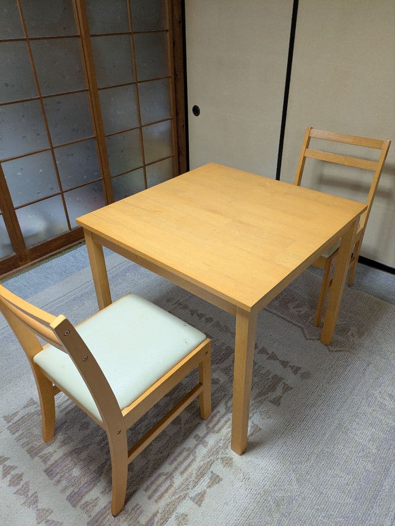 木製ダイニングテーブルと椅子2脚セット
