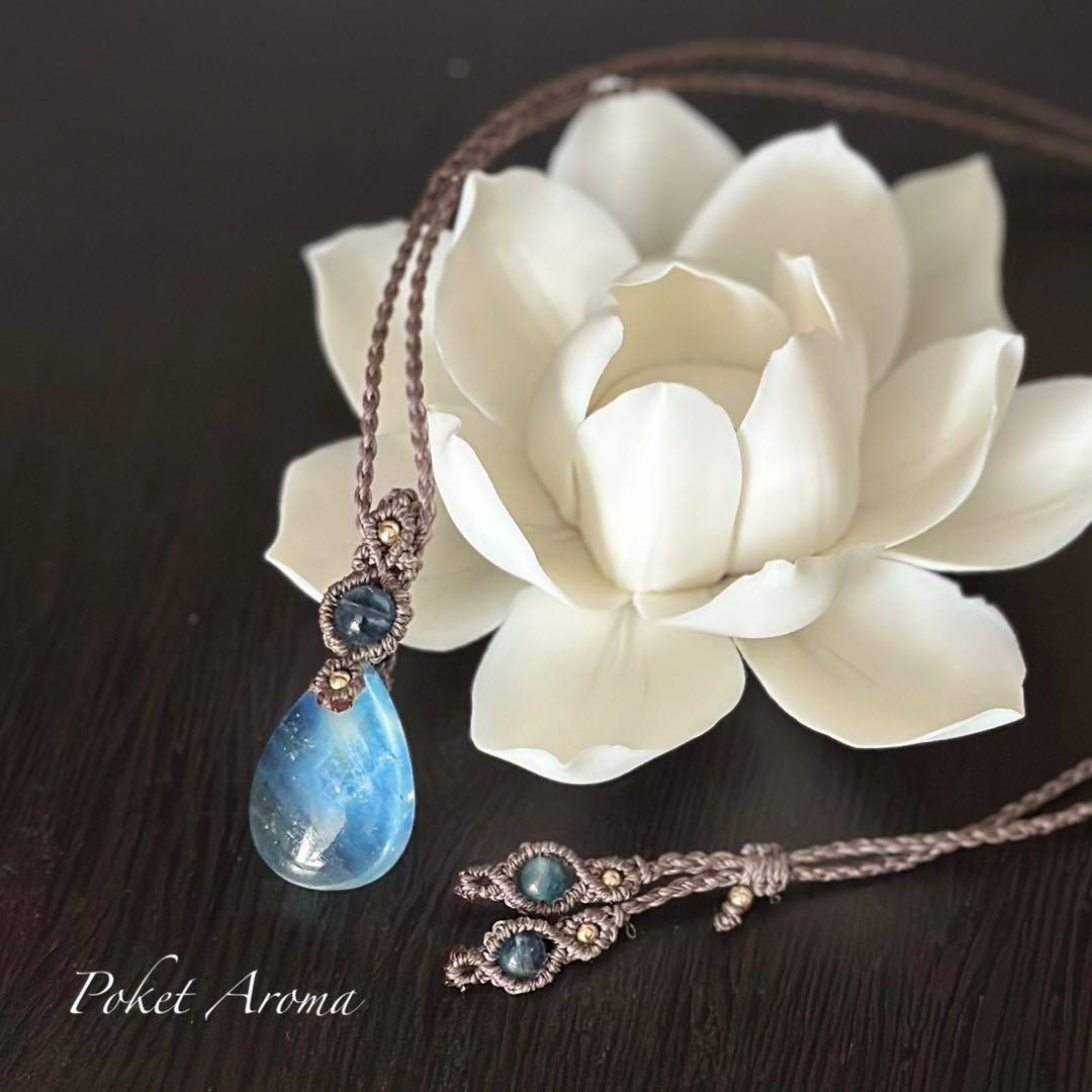 『天海』オーロラシラー入りアクアマリンとブラックアクアマリンのマクラメネックレス