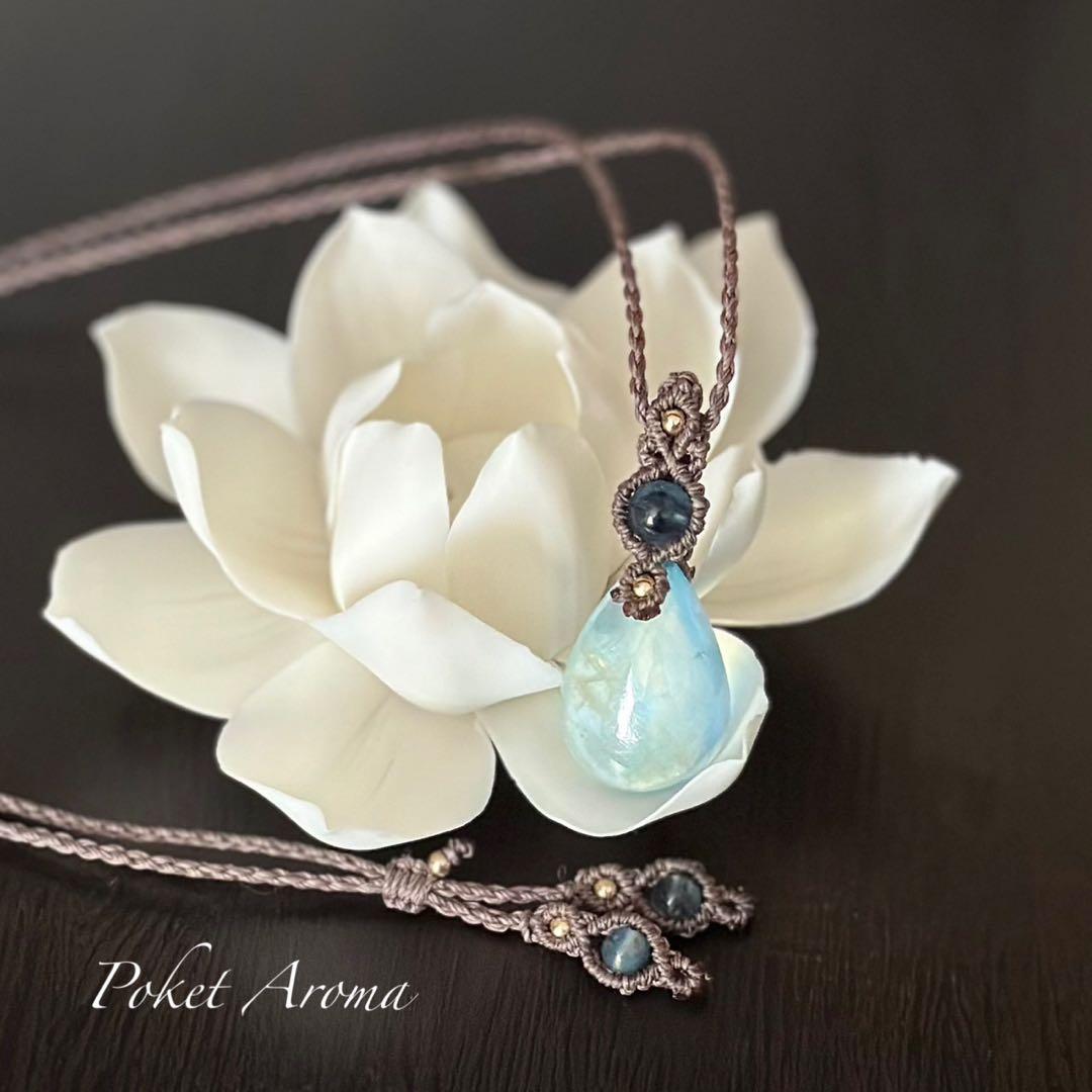 『天海』オーロラシラー入りアクアマリンとブラックアクアマリンのマクラメネックレス