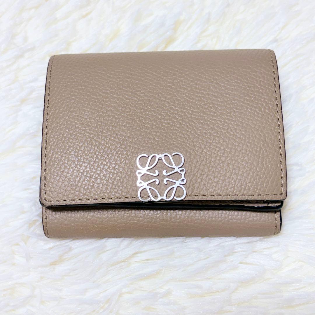 人気カラー✨LOEWE アナグラム トライフォールド ウォレット 三つ折り財布
