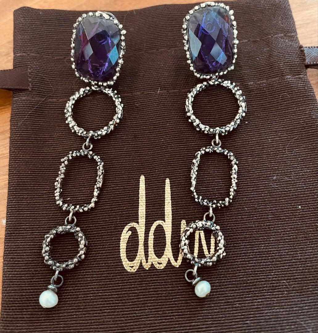 ダニエラ・デ・マルキ　ピアス