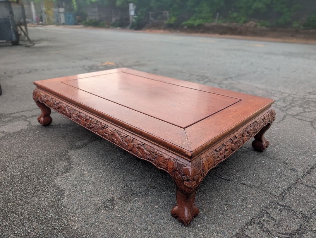 彫刻入り茶色木製座卓