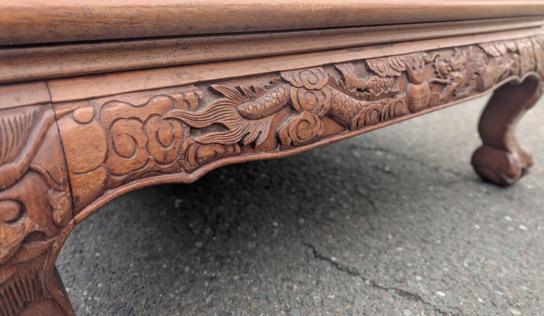彫刻入り茶色木製座卓