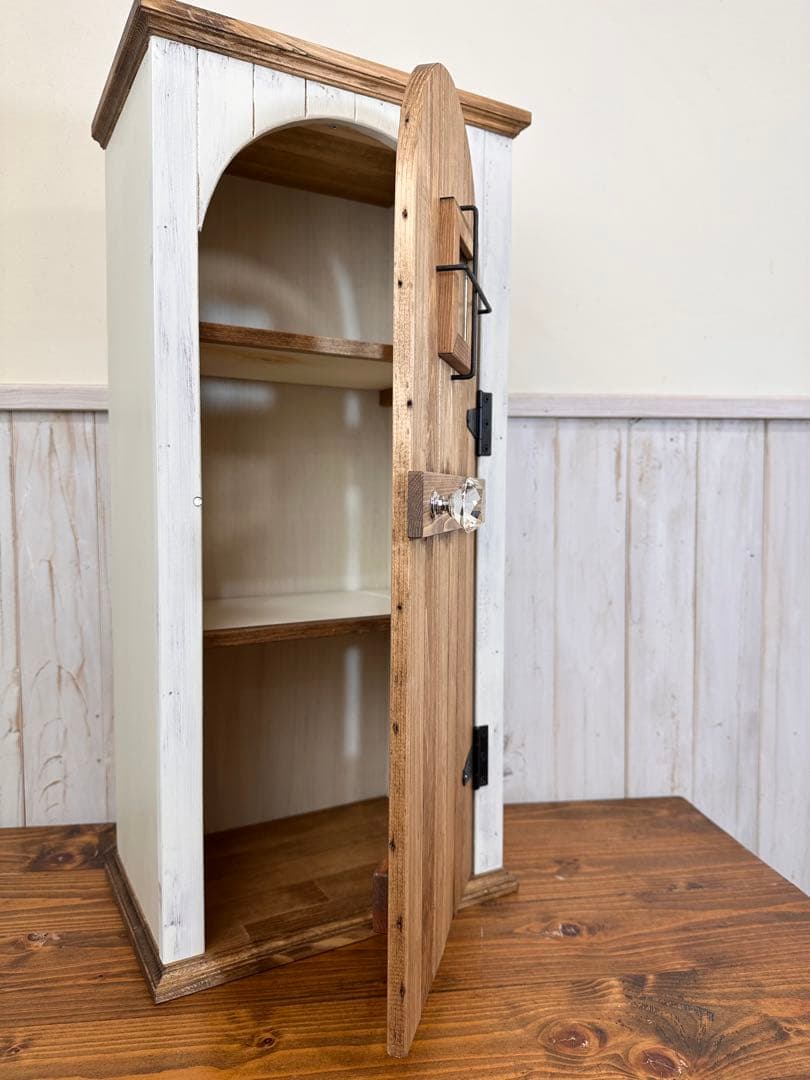 【1点のみ】アンティークな扉のようなキャビネット　キズありのためお値下げ