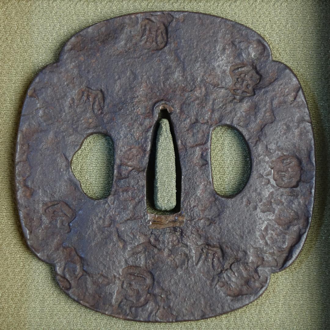 【刻印散図鐔 銘 山城国 天法】(鑑定書有) 鍔 鐔 刀装具 日本刀 武具 骨董