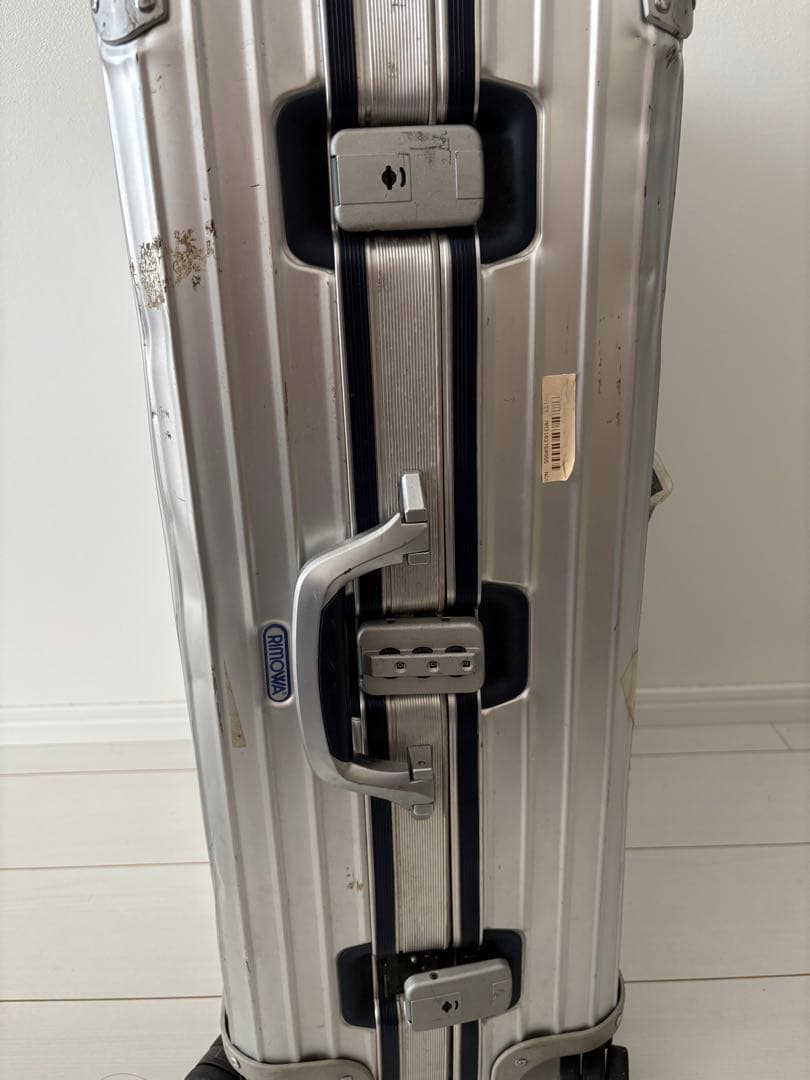 リモワ　RIMOWAアルミキャリーケース 中型 ステッカー付き