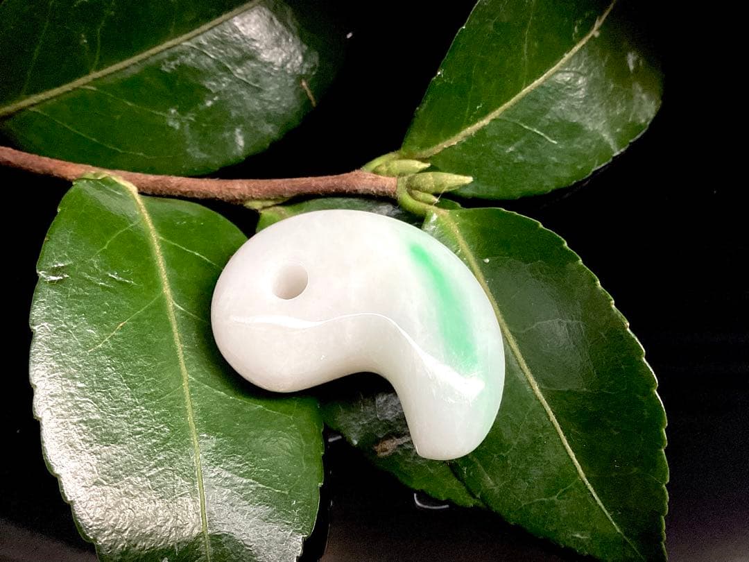 ✳premium一流の勾玉　コレクションレベルです‼️糸魚川翡翠淡いラベンダー入り