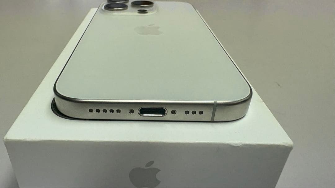 Apple iPhone 15 Pro 本体 ホワイトチタニウム