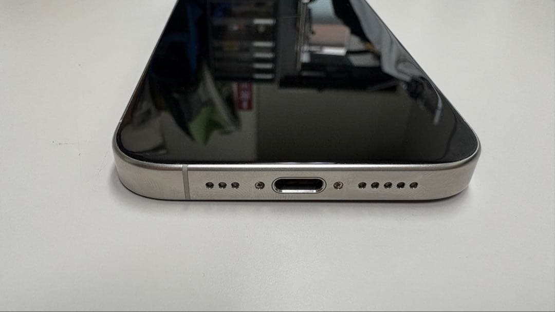 Apple iPhone 15 Pro 本体 ホワイトチタニウム