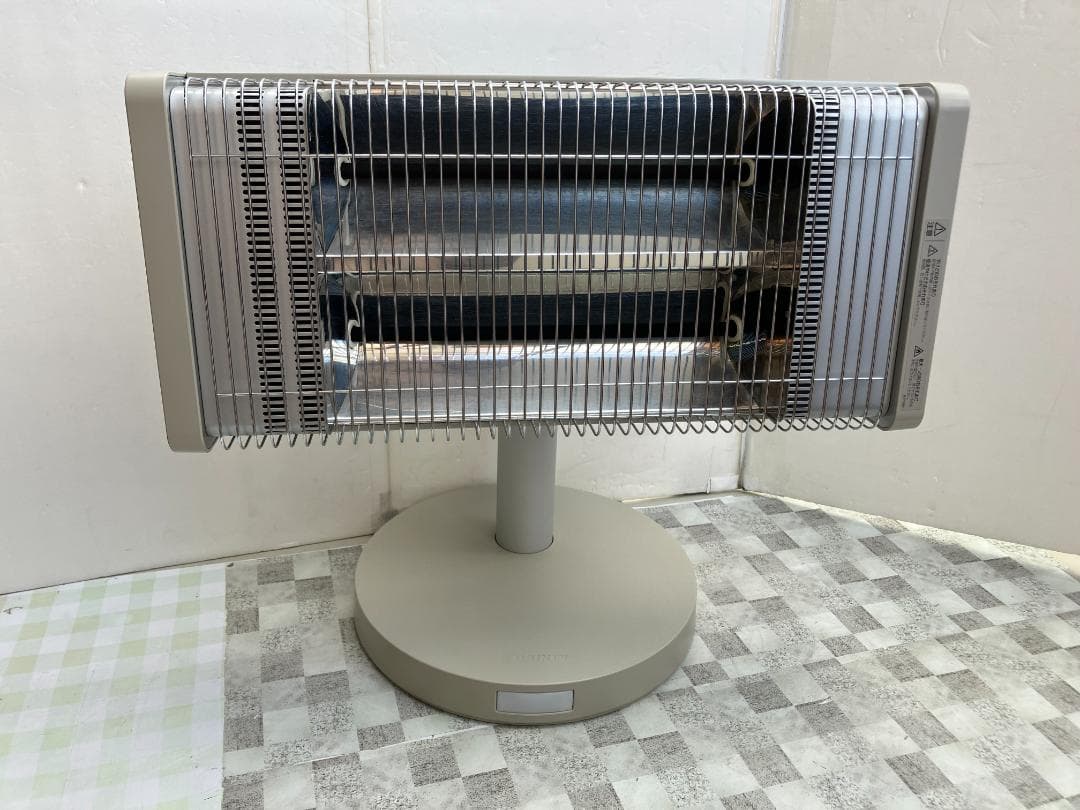 ダイキン　遠赤外線輻射式セラムヒート暖房機　ERFT11WSE7　2019年製