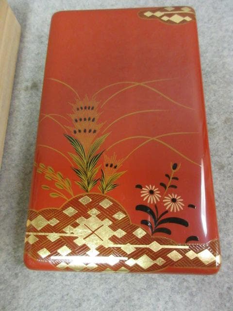 桑原謹製大内塗朱塗金彩蒔絵花柄文庫と硯箱と小物入れの3点共箱付 [B25507]