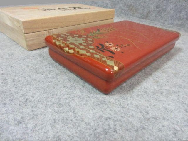 桑原謹製大内塗朱塗金彩蒔絵花柄文庫と硯箱と小物入れの3点共箱付 [B25507]